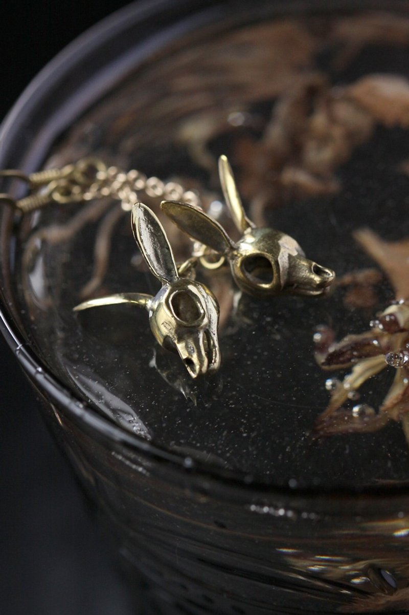 Rabbit Skull with chain Earrings By Defy. Unique jewelry with Your Dark style. - 耳環/耳夾 - 其他金屬 金色