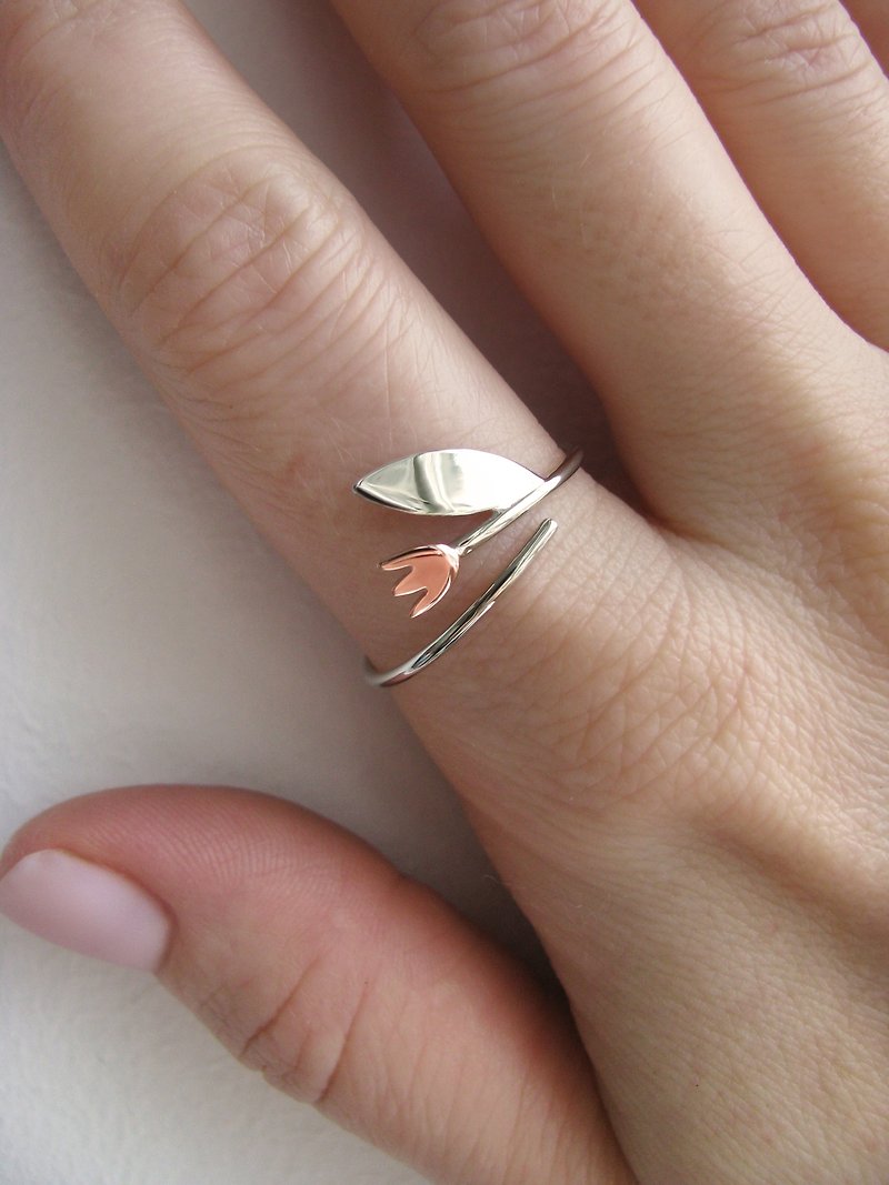 dainty tulip silver pinky ring, flower minimalist ring - 戒指 - 銅/黃銅 銀色
