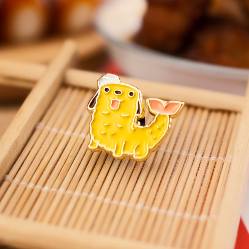 Ebi Tempura Puppy in Chef Hat Enamel Pin — 蝦天婦羅徽章 | 日本料理 | えび天エナメルピン - Brooches - Other Metals Yellow