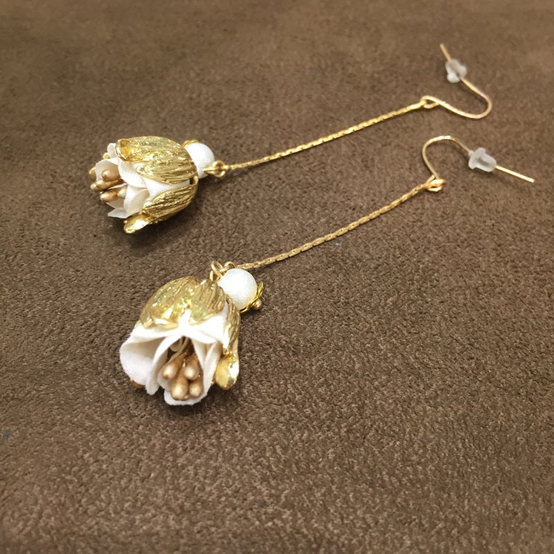 Cloth flower metal torus cotton pearl earrings - ต่างหู - เส้นใยสังเคราะห์ สีทอง