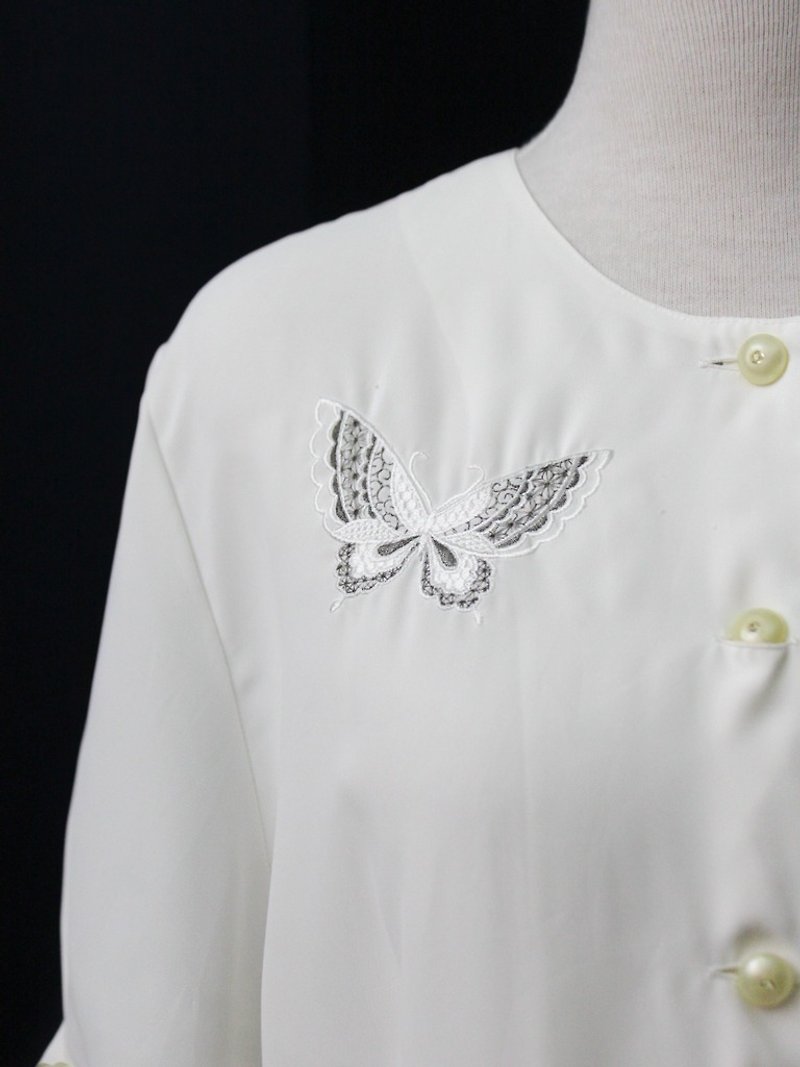 [RE0310T1855] Nippon elegant embroidered butterfly short-sleeved white shirt vintage - เสื้อเชิ้ตผู้หญิง - เส้นใยสังเคราะห์ ขาว
