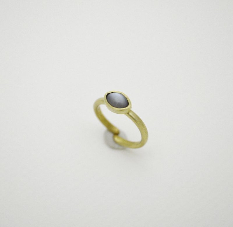 簡單小石系列-貓眼灰色月光石‧黃銅戒指 - 戒指 - 銅/黃銅 銀色
