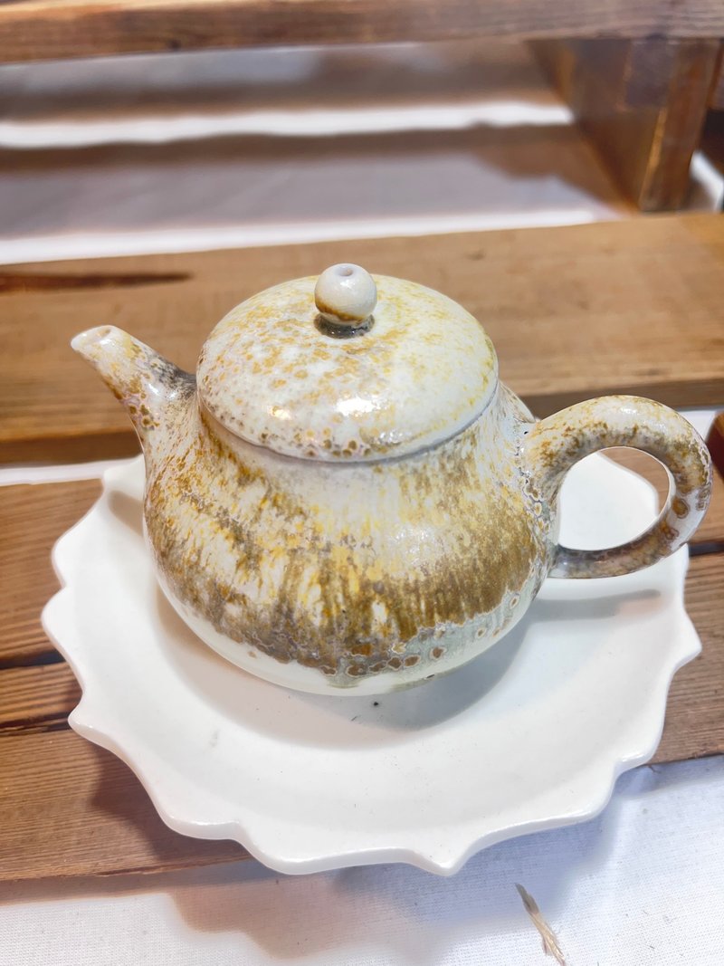 柴燒重落灰茶壺 - 茶壺/茶杯/茶具 - 瓷 金色
