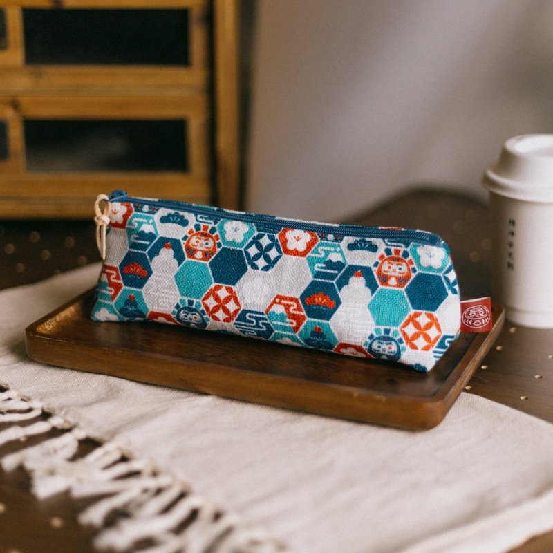 [Triangular Pencil Case] ​​Hexagonal Daruma/Blue Red - กล่องดินสอ/ถุงดินสอ - ผ้าฝ้าย/ผ้าลินิน สีแดง