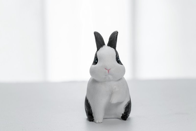 [Hand-painted shape diffused Stone] Rabbit treasure series black and white Dodge beckoning rabbit air outlet clip/magnet - Fragrances - Other Materials Black