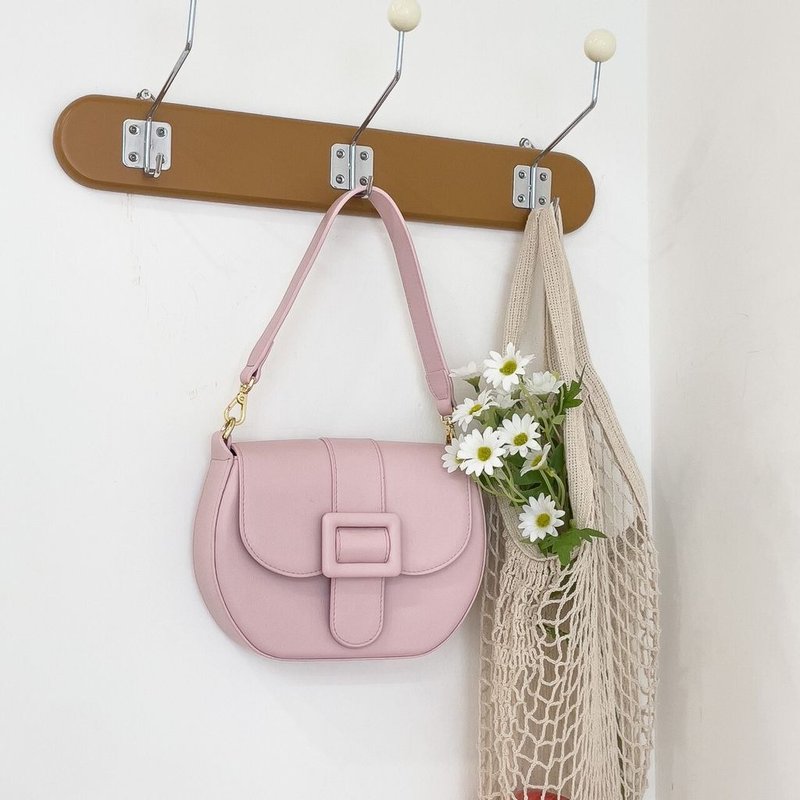 CURVE Saddle Shoulder Crossbody Bag∣Sakura Pink - กระเป๋าแมสเซนเจอร์ - วัสดุอื่นๆ สึชมพู