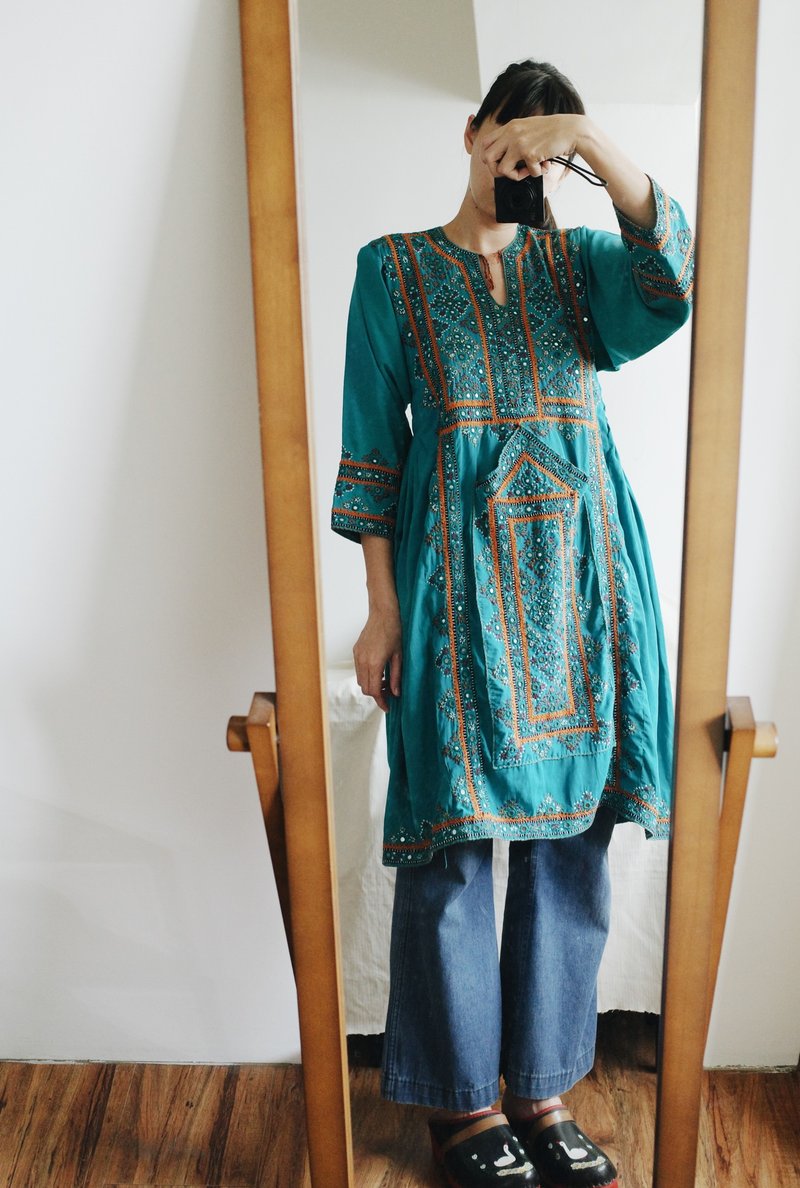 Hippie style Vintage balochi dress Hand-embroidered Balochi traditional dress - ชุดเดรส - เส้นใยสังเคราะห์ 