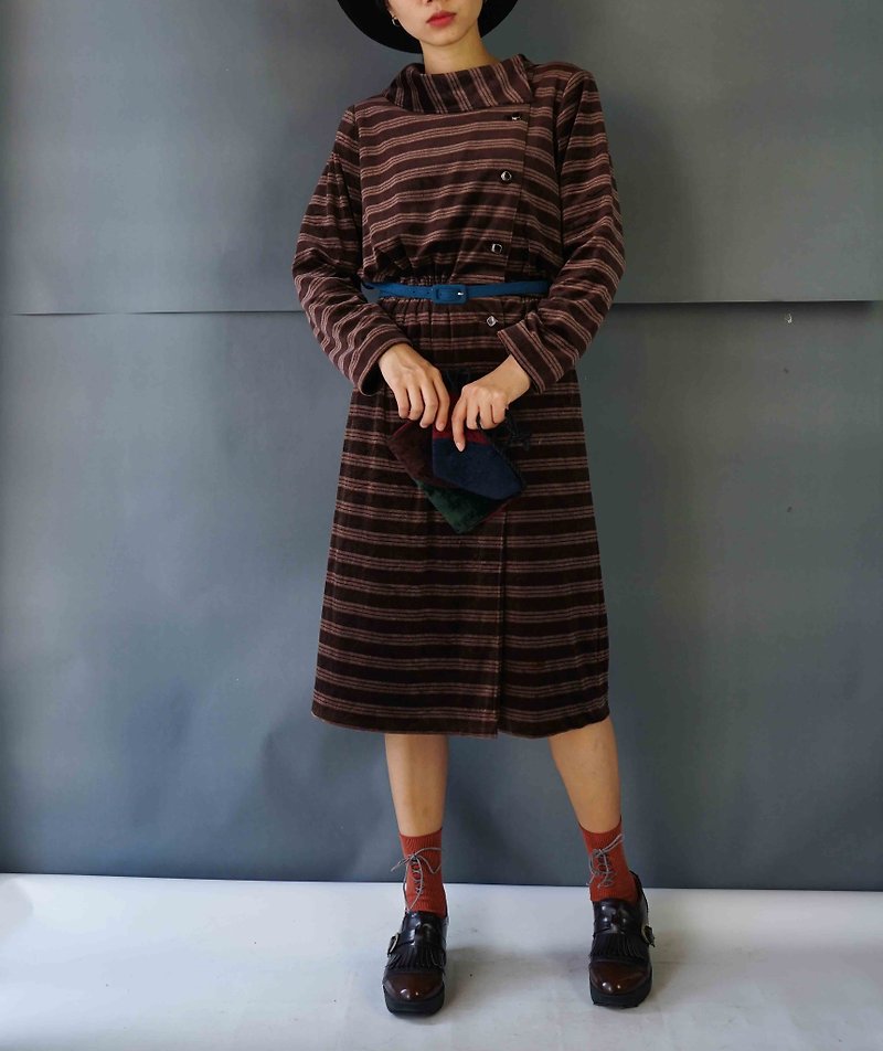 尋寶古著-拿鐵咖啡橫紋復古翻領絨質排釦洋裝 - 連身裙 - 聚酯纖維 咖啡色