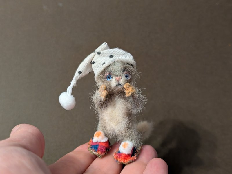 Kitten Peak. 6 cm.Crocheted miniature - 公仔/玩偶 - 其他材質 灰色