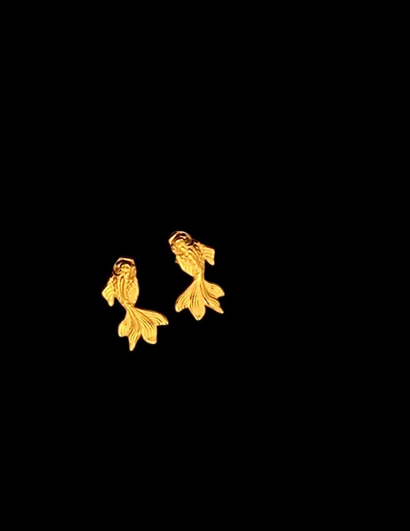 24k gold exquisite hand-carved three-dimensional swinging goldfish earrings - ต่างหู - ทอง 24 เค สีทอง