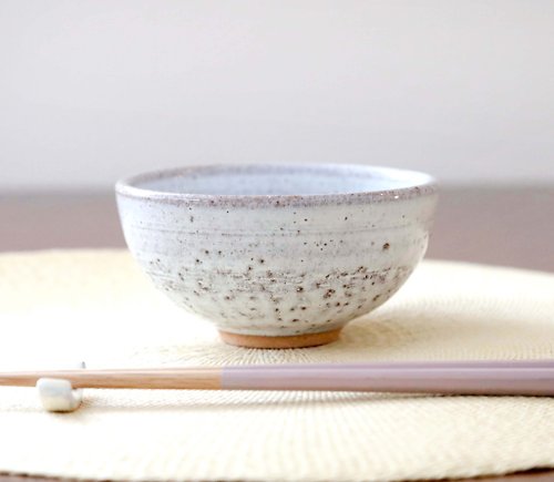 AmetsuchiKaoru Handwork & Art Studio 赤陶土と白釉の飯碗