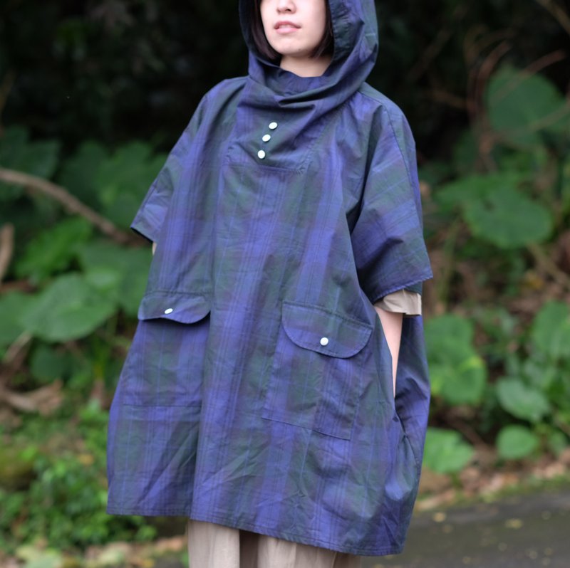 藍紫格紋斗  篷式寬版短袖連帽上衣 - 女上衣/長袖上衣 - 棉．麻 藍色