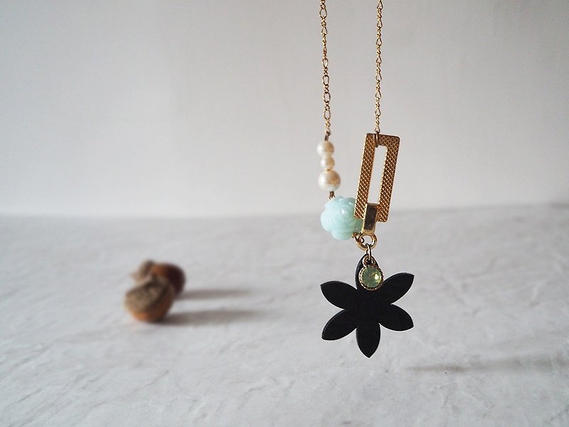 Strolling in the garden black six-petal flower piece blue rose bead plating gold necklace P02 - Necklaces - Acrylic Black