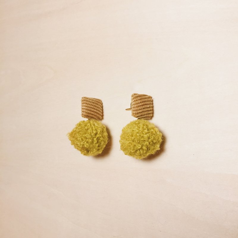 復古燈芯絨方耳針薑黃毛球耳環 - 耳環/耳夾/耳骨夾 - 其他人造纖維 黃色