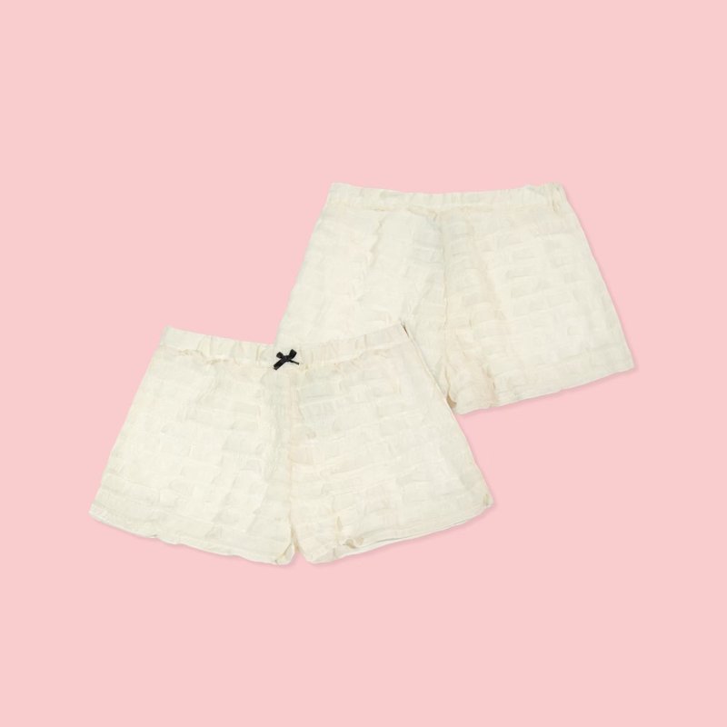 DADDY | Chalote Shorts กางเกงขาสั้นผ้าแต่งระบายขอบเอวยางยืด สี White สุดน่ารัก - กางเกงขาสั้น - วัสดุอื่นๆ 