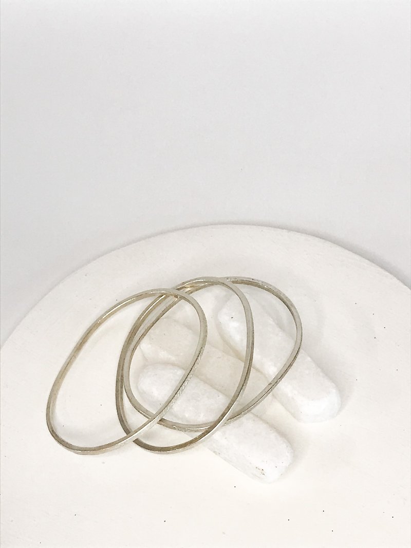 Set of three oval handmade silver bangles with different textures (B0036) - สร้อยข้อมือ - เงิน สีเงิน