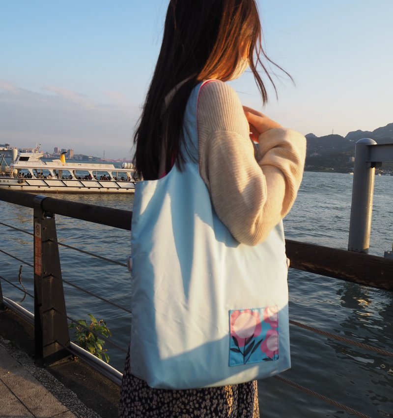 Eco-friendly rPET water-resistant Dual-Color Reversible tote bag(Ocean) - กระเป๋าแมสเซนเจอร์ - เส้นใยสังเคราะห์ สีน้ำเงิน