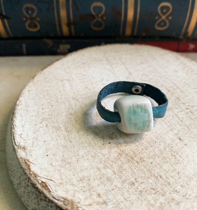 Ring Japanese white porcelain, natural glaze color, infinite, not greasy tones, real leather design grade - แหวนทั่วไป - เครื่องลายคราม 