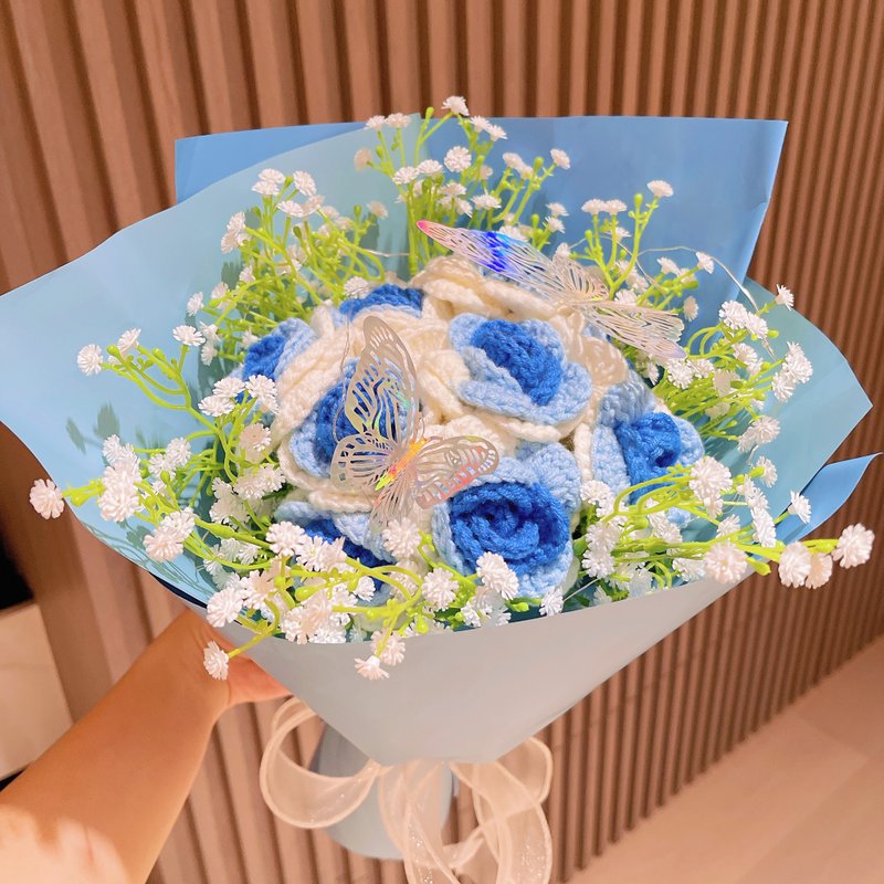 Hand-Crocheted White-to-Blue Gradient Roses Bouquet with White Baby's Breath - ช่อดอกไม้แห้ง - ผ้าฝ้าย/ผ้าลินิน สีน้ำเงิน