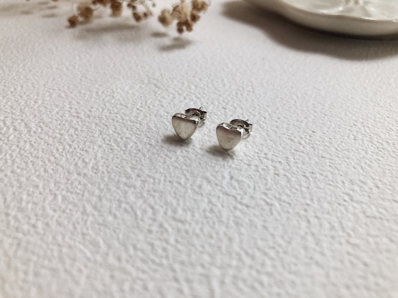 || Love|| Sterling Silver Stud Earrings - ต่างหู - เงิน สีเงิน