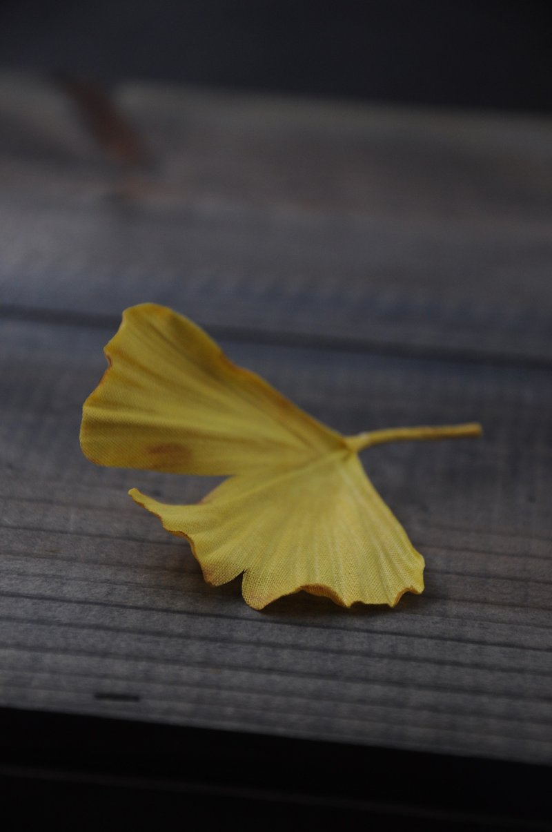 [Flower Dyeing Craft] Ginkgo Leaf Pin | Heart Pin | Fabric Flower Ornaments - เข็มกลัด - ผ้าฝ้าย/ผ้าลินิน สีเหลือง