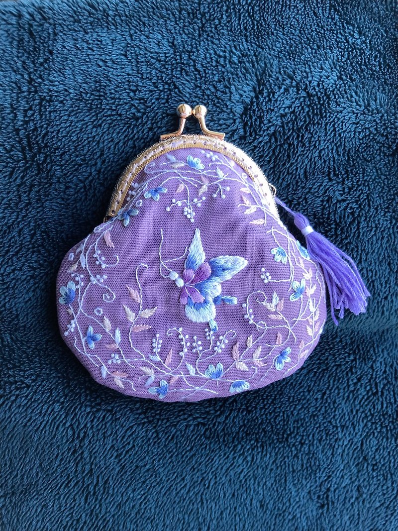 The beautiful purple butterfly hand embroidery coin pouch - กระเป๋าใส่เหรียญ - ผ้าฝ้าย/ผ้าลินิน สีม่วง