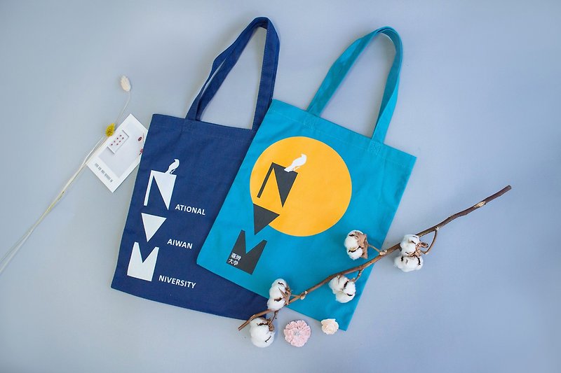 NTU geometric light canvas bag - กระเป๋าถือ - ผ้าฝ้าย/ผ้าลินิน สีน้ำเงิน