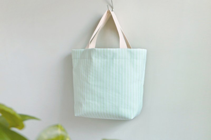 【Grass Apple Green】Handbag / lunch bag, eco-friendly bag, handbag, Taiwan cotton stripe - กระเป๋าถือ - ผ้าฝ้าย/ผ้าลินิน สีเขียว