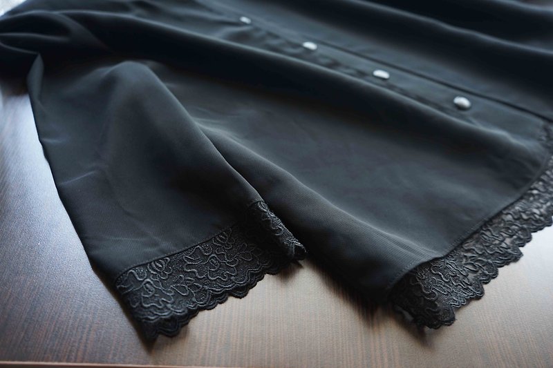 聚酯纖維 女襯衫 黑色 - 尋寶古著-個性黑下擺蕾絲圓領八分袖復古襯衫