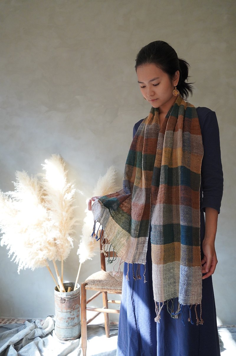 【Autumn Color】Hand-twisted thread and hand-woven. Pure cotton plant dyeing traditional craft //warm towel - ผ้าพันคอถัก - ผ้าฝ้าย/ผ้าลินิน สีเขียว