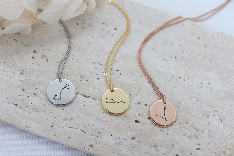 Engraved Celestial Coin Zodiac Necklace Personalized Constellation Pendant - 項鍊 - 銅/黃銅 金色
