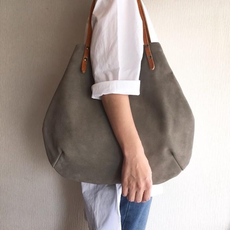 Round tote bag of cow suede and extremely thick oil nude [gray] - กระเป๋าถือ - หนังแท้ สีเทา