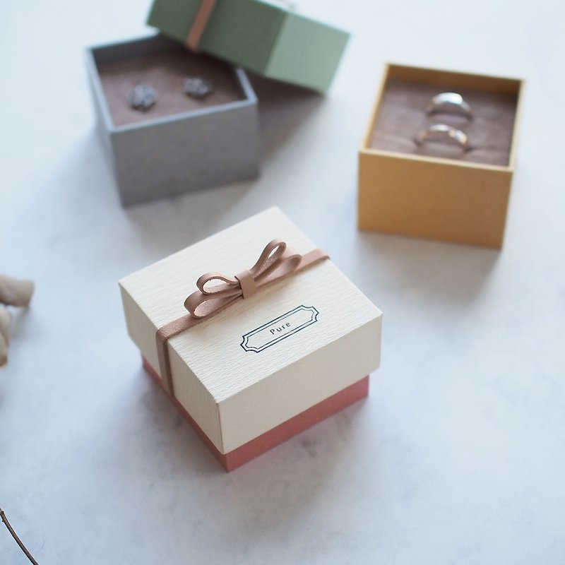 Engravable/Pure cream) 55x55mm Butterfly ribbon Convey your feelings Genuine leather gift box - วัสดุห่อของขวัญ - กระดาษ สีกากี