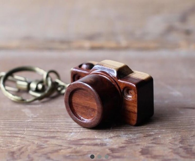 Handcrafted wooden miniature camera / Dual-core key ring - ที่ห้อยกุญแจ - ไม้ สีนำ้ตาล