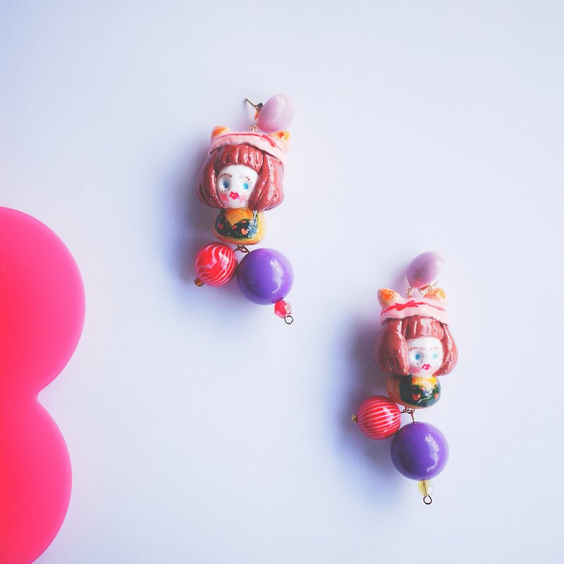 Clay hand-made contrast color grape-feel cat hat ornaments doll autumn and winter earrings and earrings - ต่างหู - ดินเหนียว สีม่วง