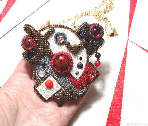 AlbinaBeadArt 用玻璃米珠和編織元素刺繡的抽象吊墜