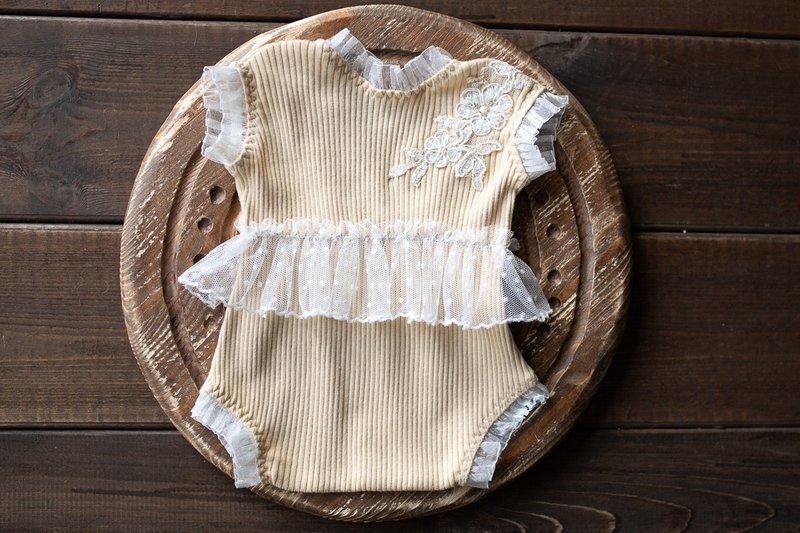 Beige bodysuit with lace for newborn girls: the perfect outfit for a little girl - เครื่องประดับ - โลหะ สีกากี