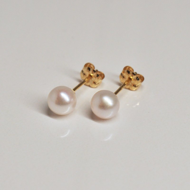 18K Yellow Gold Akoya Pearl Stud Earrings (5mm) - ต่างหู - เครื่องประดับ 