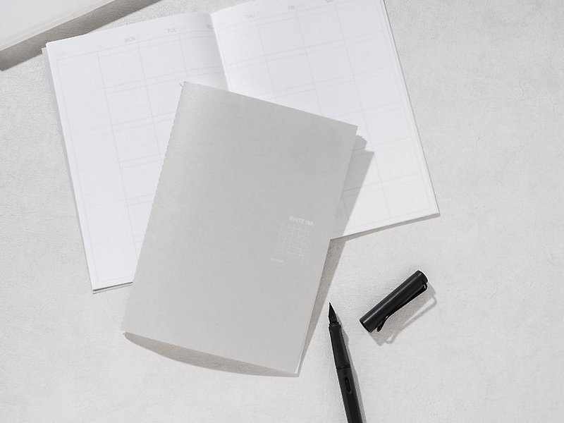 White Ink-No aging month plan Bachuan paper - สมุดบันทึก/สมุดปฏิทิน - กระดาษ หลากหลายสี