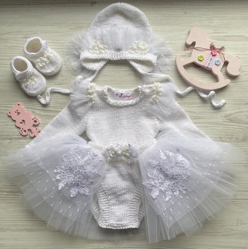 Hand knit white clothing set: romper, tutu skirt, hat and booties. - 包屁衣/連身衣 - 其他材質 白色