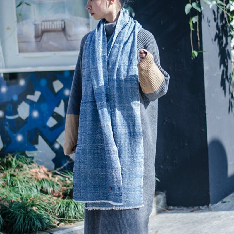 Touching hand-woven fabric plant dyed scarf large shawl out of print spring, summer, autumn and winter temperatures - Knit Scarves & Wraps - Cotton & Hemp Blue