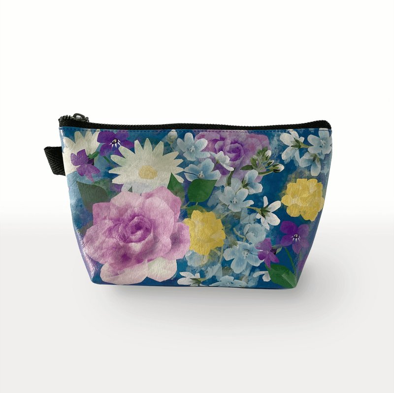 Pouch　Roses and blue flowers - กระเป๋าเครื่องสำอาง - หนังเทียม สีน้ำเงิน