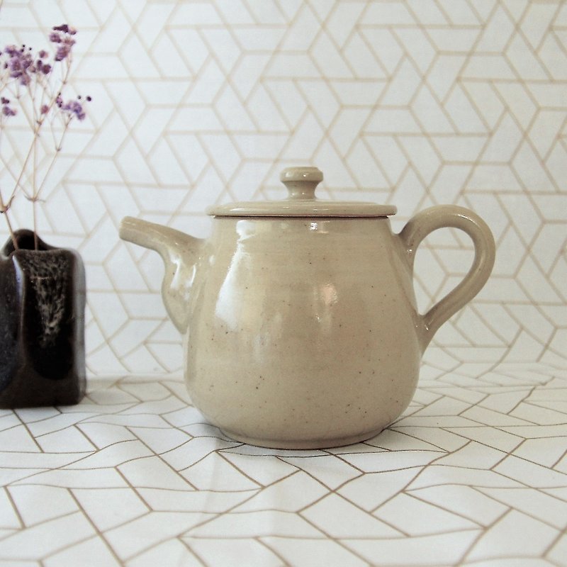 Bright rice white teapot - capacity about 350ml - Teapots & Teacups - Pottery White