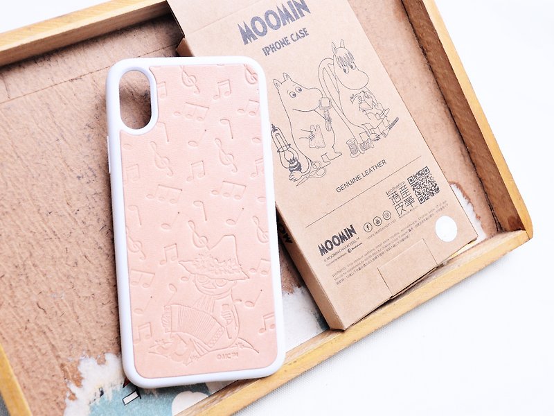 MOOMINx Hong Kong-made leather Shiliqi playing music mobile phone case material package iPhone officially authorized - เครื่องหนัง - หนังแท้ สีกากี