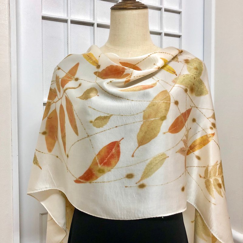 The breeze fluttering-Original design. Flower and leaf printing and dyeing. Plant printing. Silk scarf. eco print - Scarves - Plants & Flowers White