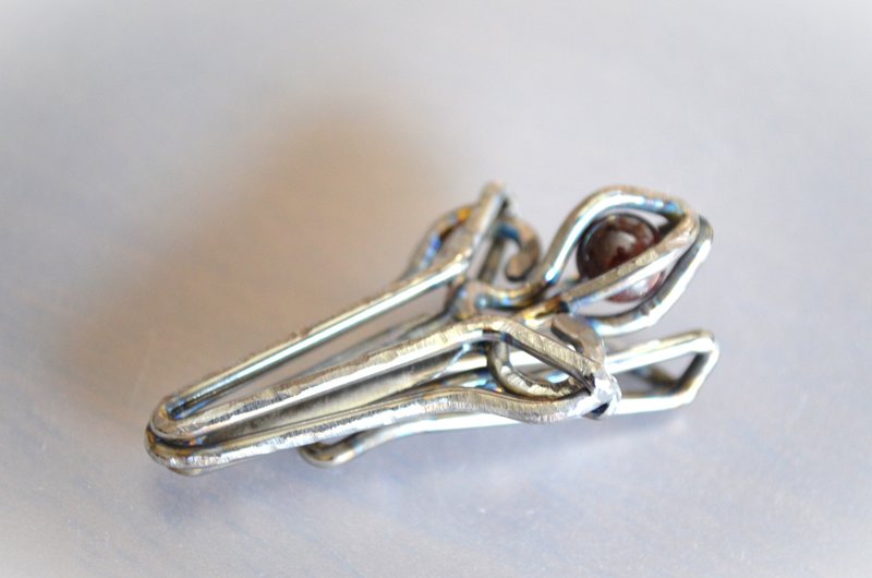 Titanium tie bar・Gr5・６４チタン製ネクタイピン・ガーネットの柄のナイフ・試作品B - 領帶/領帶夾 - 其他金屬 多色