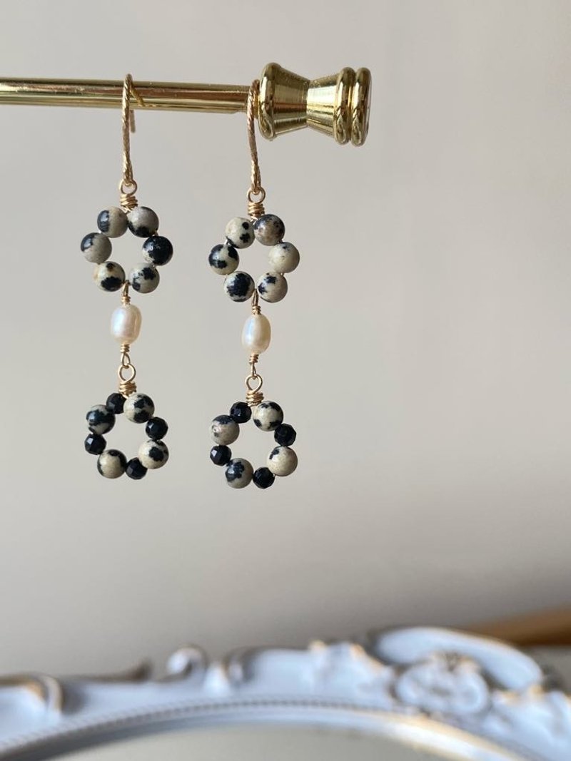 Dalmatian Jasper / Black Spinel / Freshwater Pearl Wreath 14KGF Earrings - ต่างหู - คริสตัล สีดำ