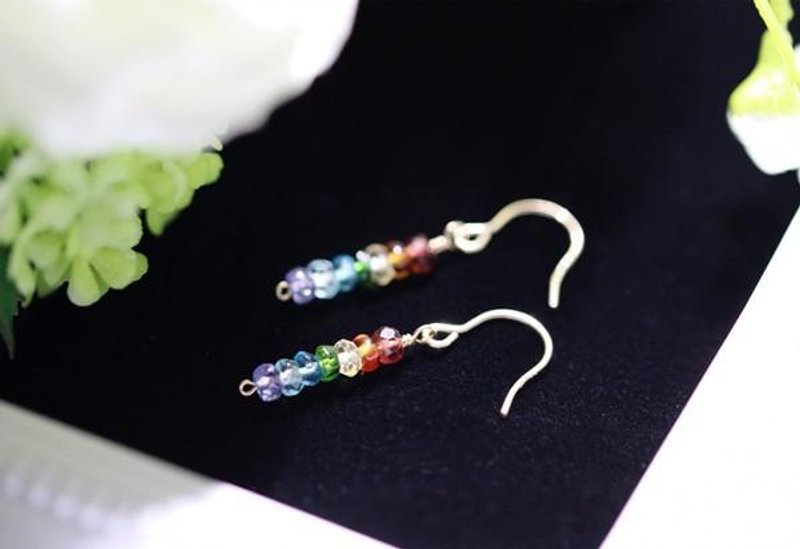 虹のショートピアス 赤橙黄緑青藍紫 タンザナイト アパタイト トパーズ ダイオブサイド ガーネット シトリン - 耳環/耳夾/耳骨夾 - 寶石 多色