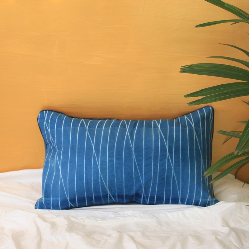 Indigo 手工藍染抱枕 亂線單品 - 枕頭/抱枕 - 棉．麻 藍色