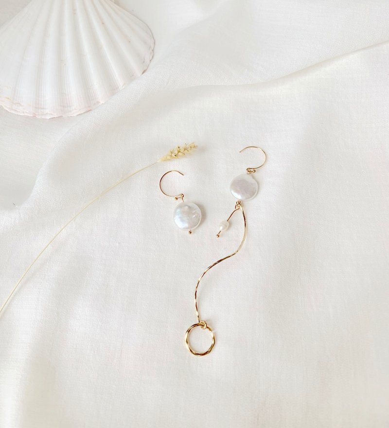 Linear linear asymmetric design natural button pearl earrings can be changed ear clip - Earrings & Clip-ons - Pearl 